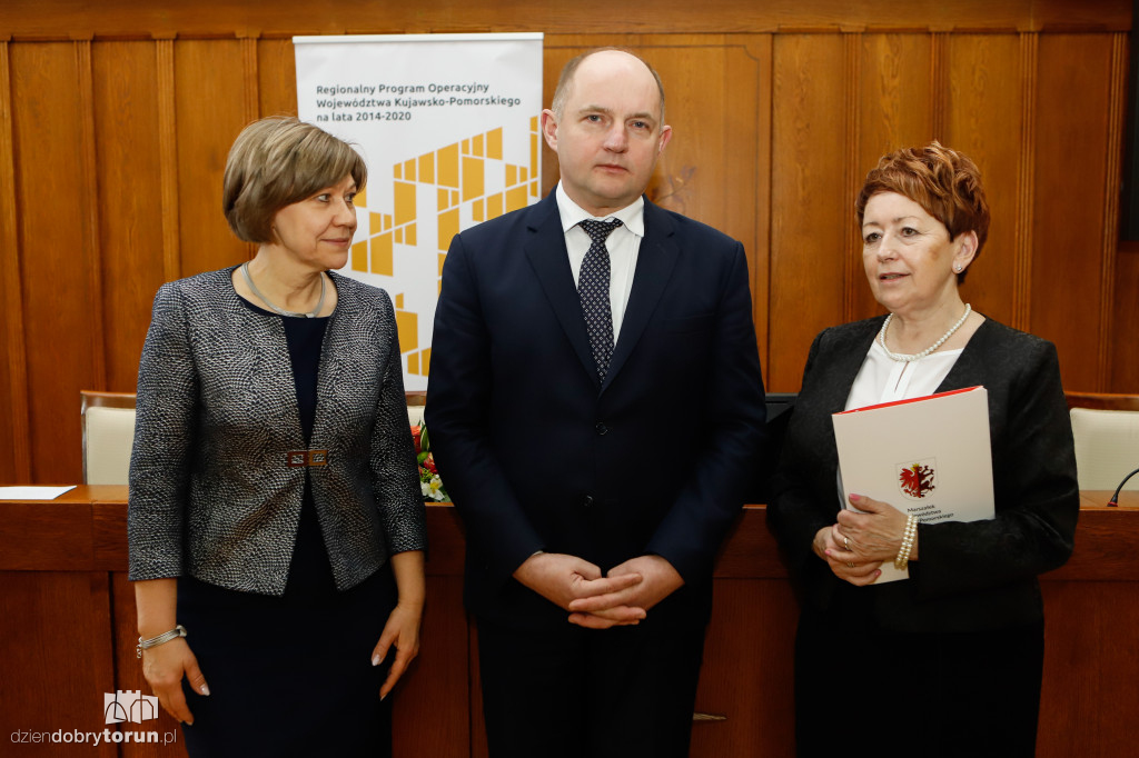 Marszałek wręczył umowy RPO