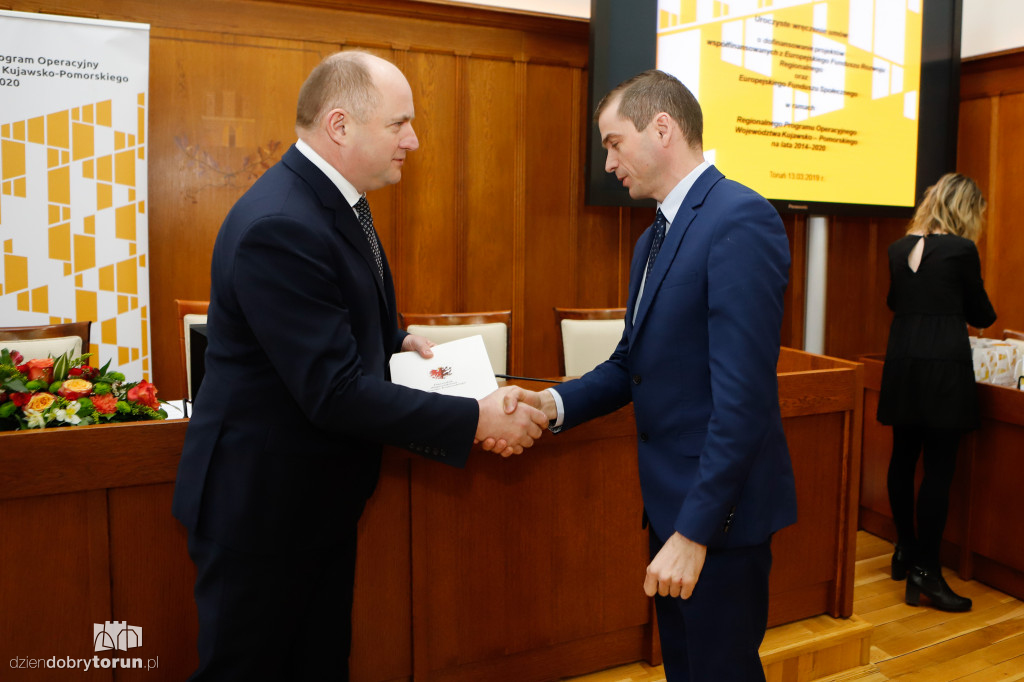 Marszałek wręczył umowy RPO
