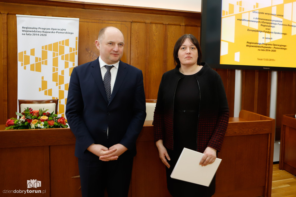 Marszałek wręczył umowy RPO
