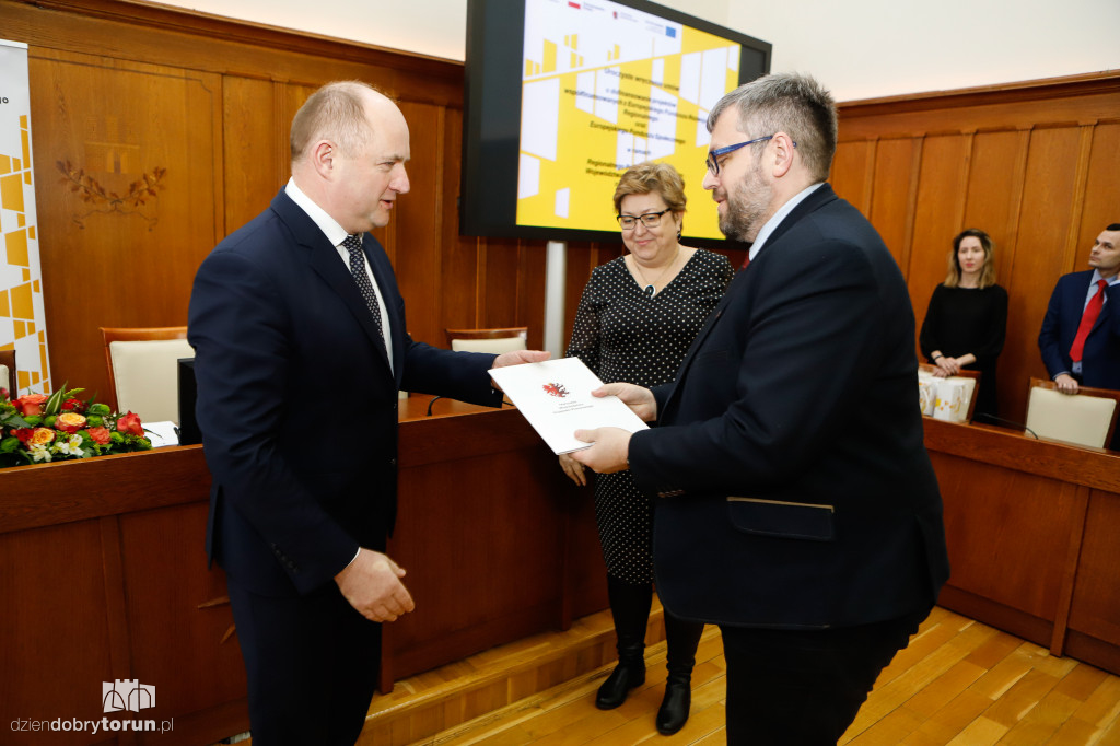 Marszałek wręczył umowy RPO