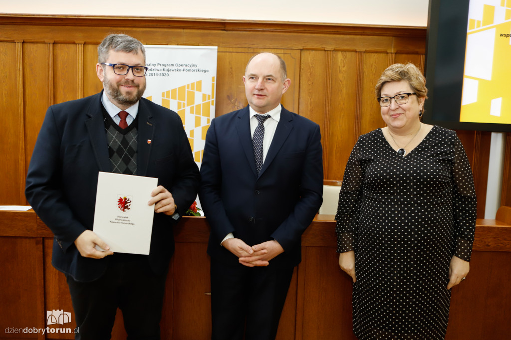 Marszałek wręczył umowy RPO