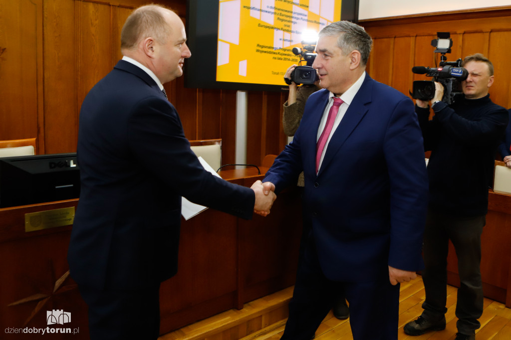 Marszałek wręczył umowy RPO