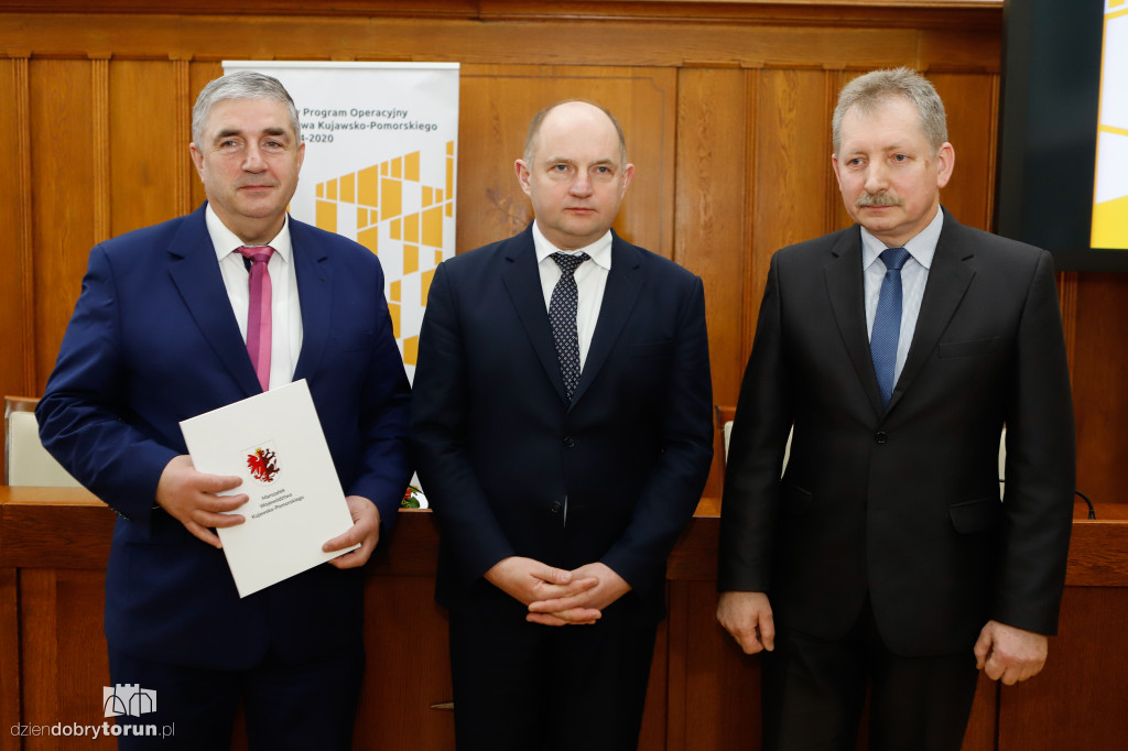 Marszałek wręczył umowy RPO