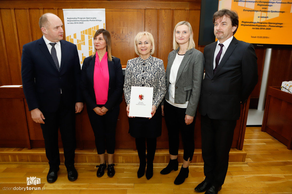 Marszałek wręczył umowy RPO