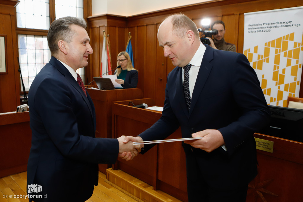 Marszałek wręczył umowy RPO