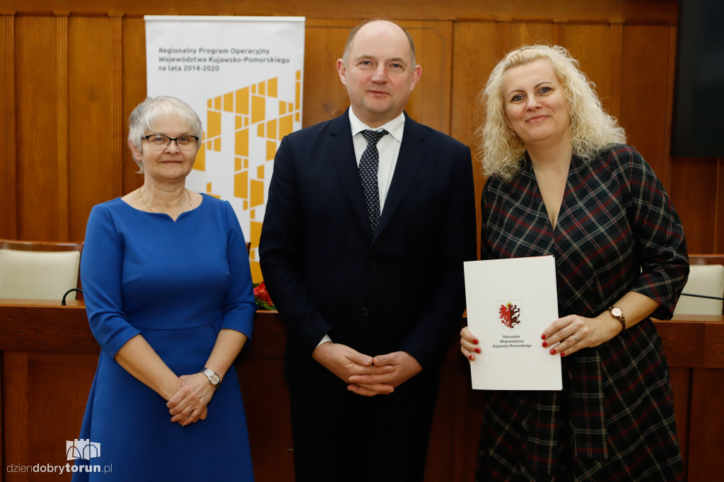 Marszałek wręczył umowy RPO