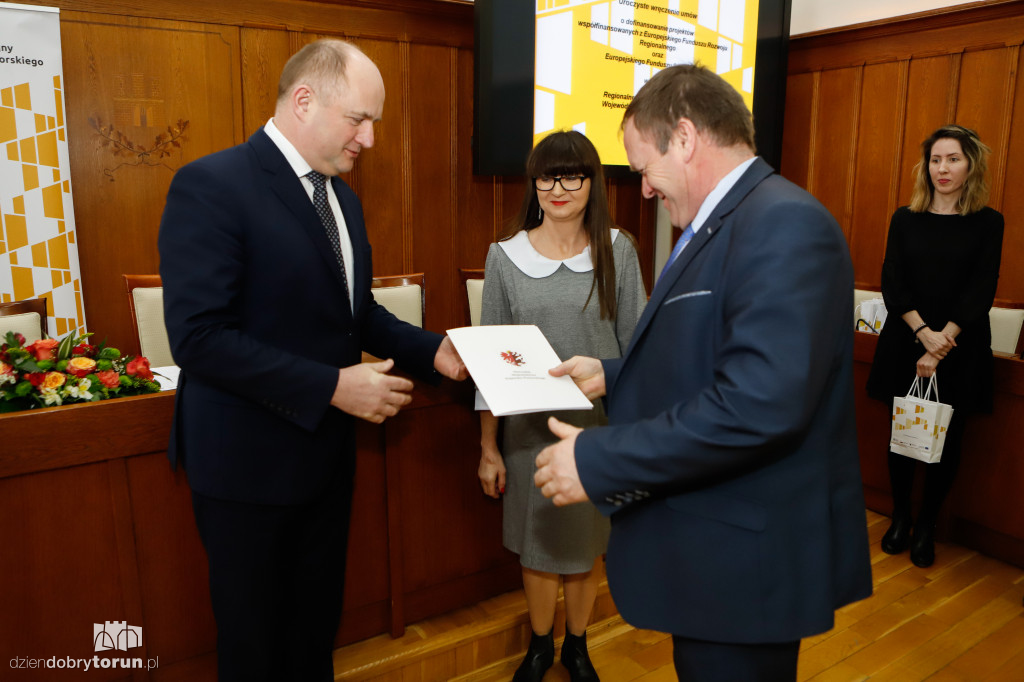 Marszałek wręczył umowy RPO