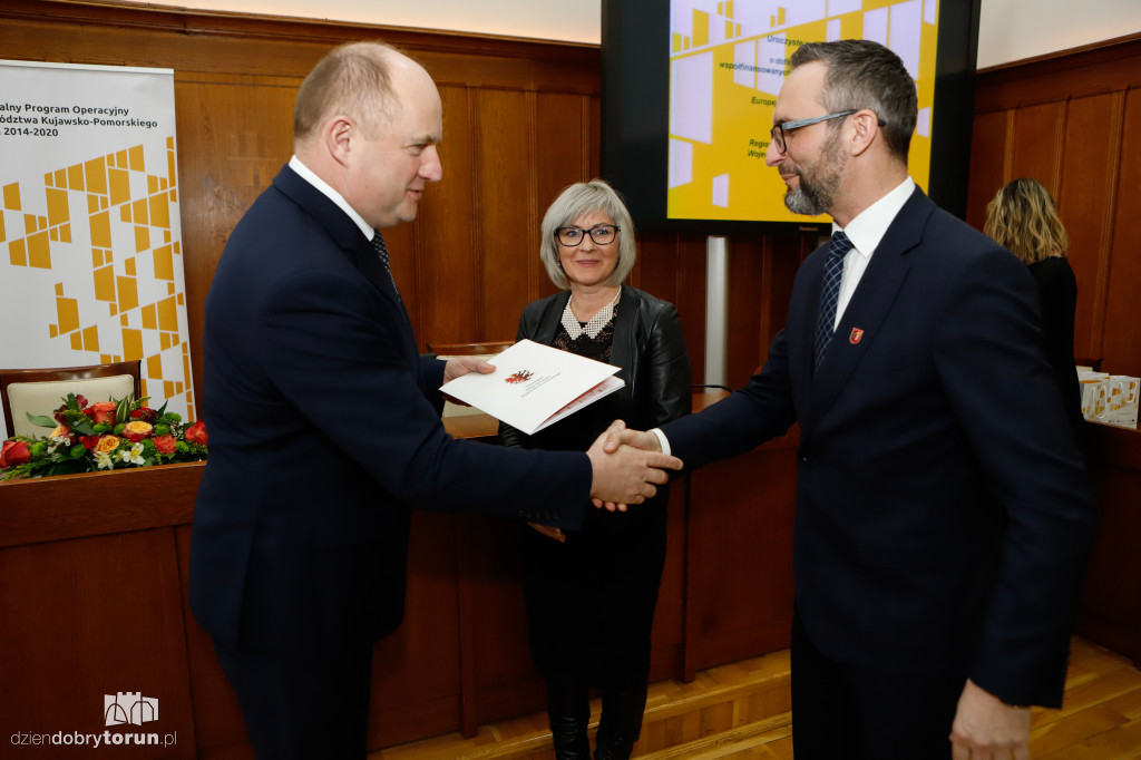 Marszałek wręczył umowy RPO