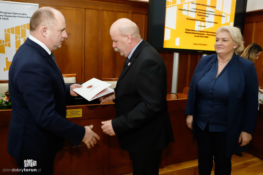 Marszałek wręczył umowy RPO
