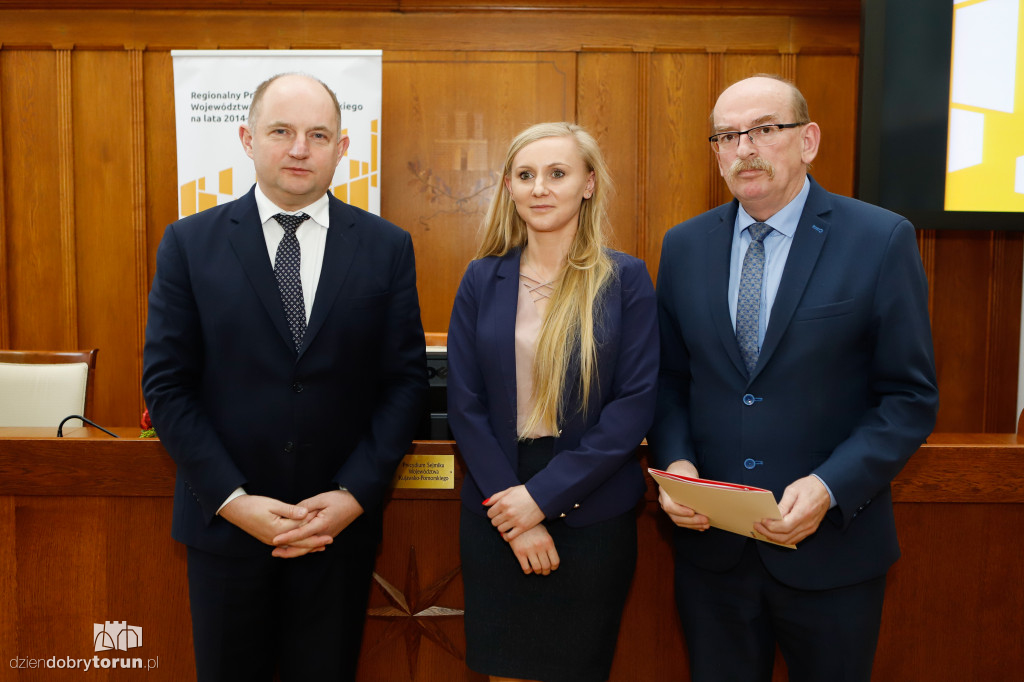 Marszałek wręczył umowy RPO
