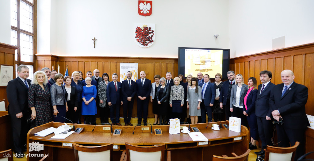 Marszałek wręczył umowy RPO