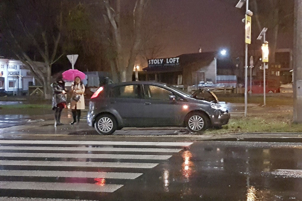 Groźna kolizja dwóch aut na Grudziądzkiej