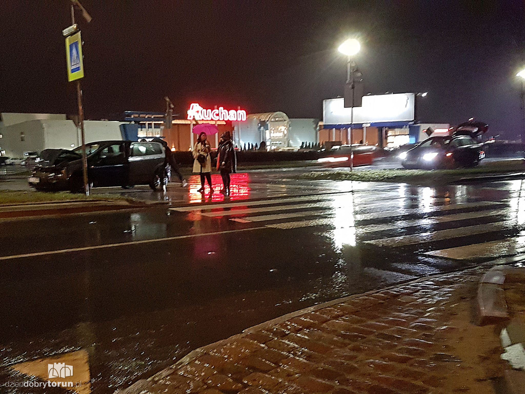 Groźna kolizja dwóch aut na Grudziądzkiej