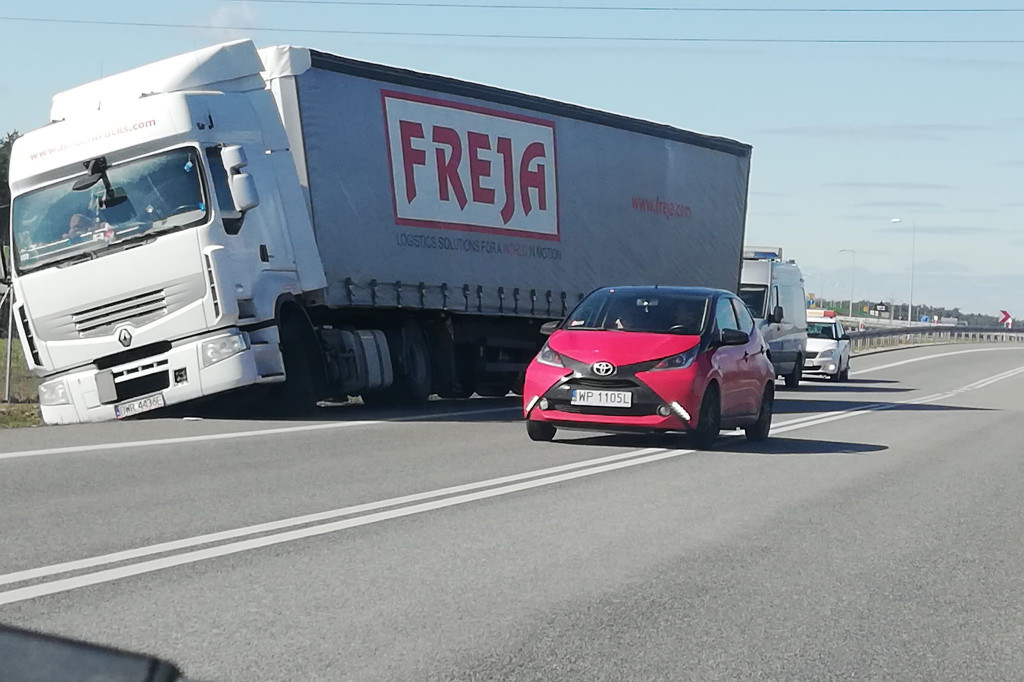 Tir wypadł z drogi na DK91 w Ciechocinku