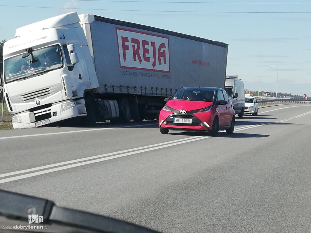 Tir wypadł z drogi na DK91 w Ciechocinku