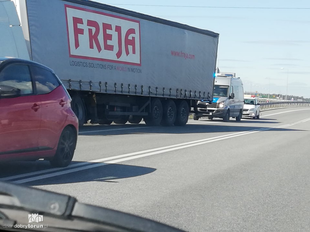 Tir wypadł z drogi na DK91 w Ciechocinku