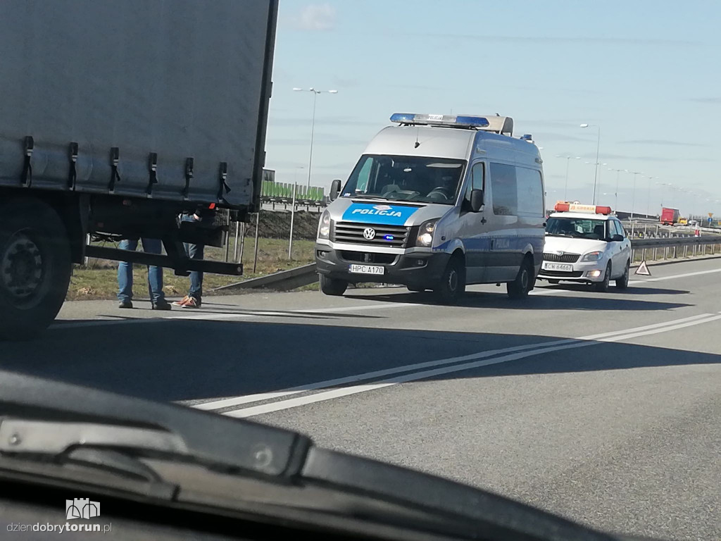 Tir wypadł z drogi na DK91 w Ciechocinku
