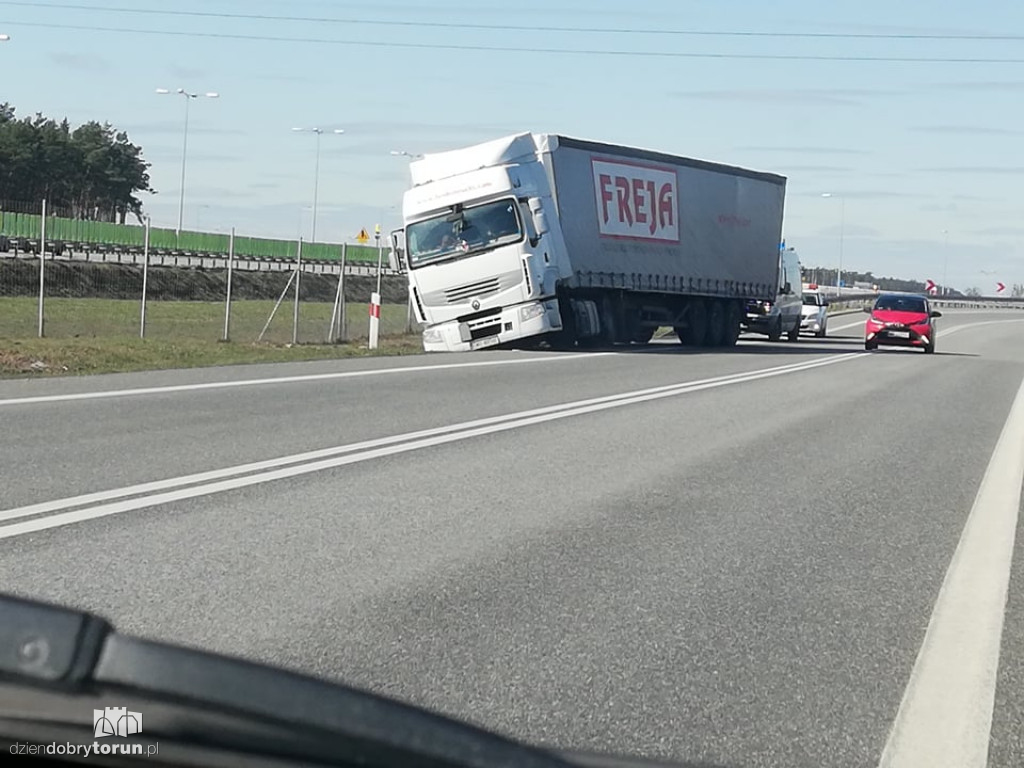 Tir wypadł z drogi na DK91 w Ciechocinku
