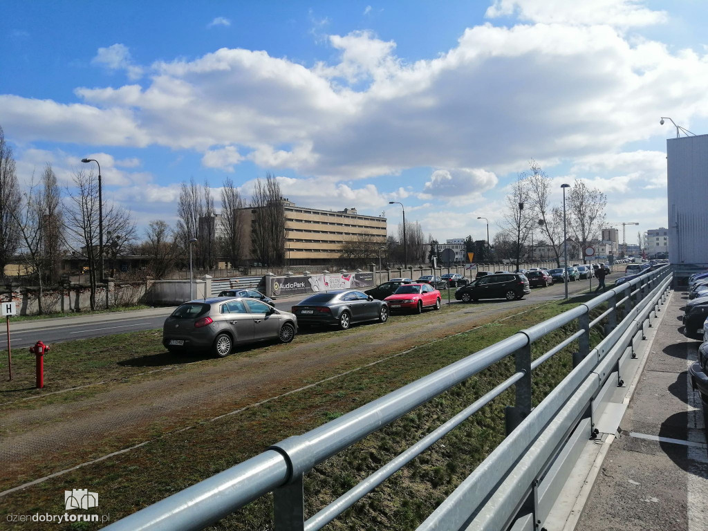 Tłumy w niedzielę pod galeriami