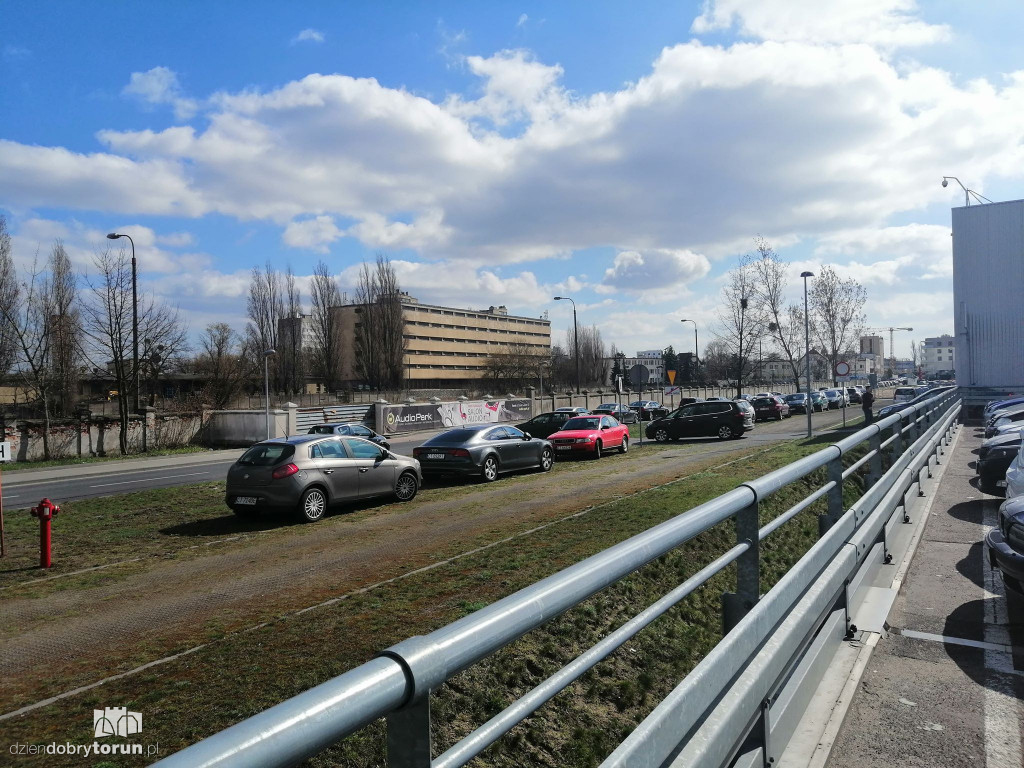 Tłumy w niedzielę pod galeriami