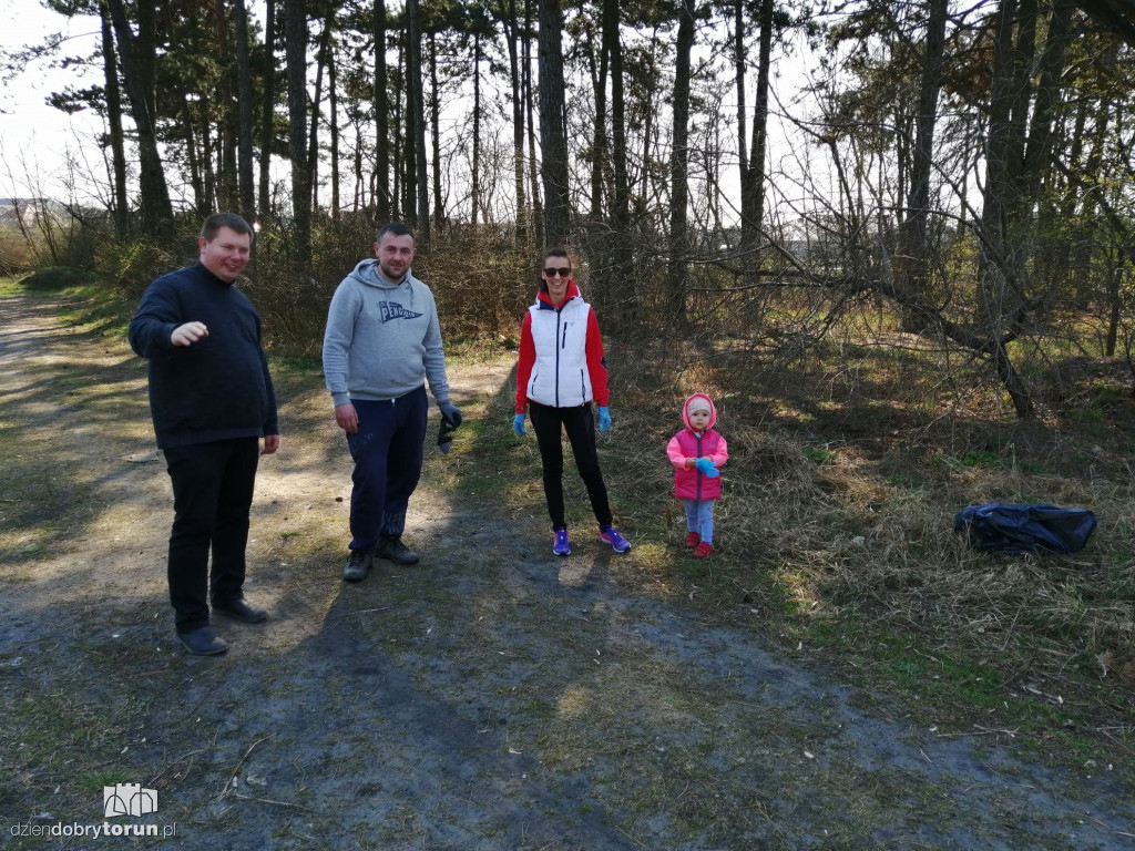 Mieszkańcy JAR-u posprzątali osiedle