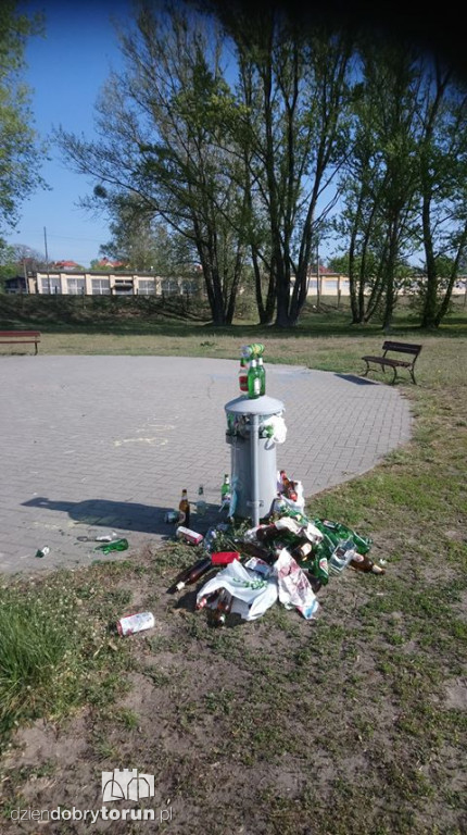 Śmieci przy przystani AZS