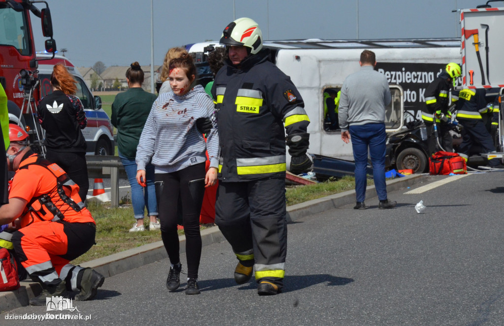 Ćwiczenia strażaków na autostradzie