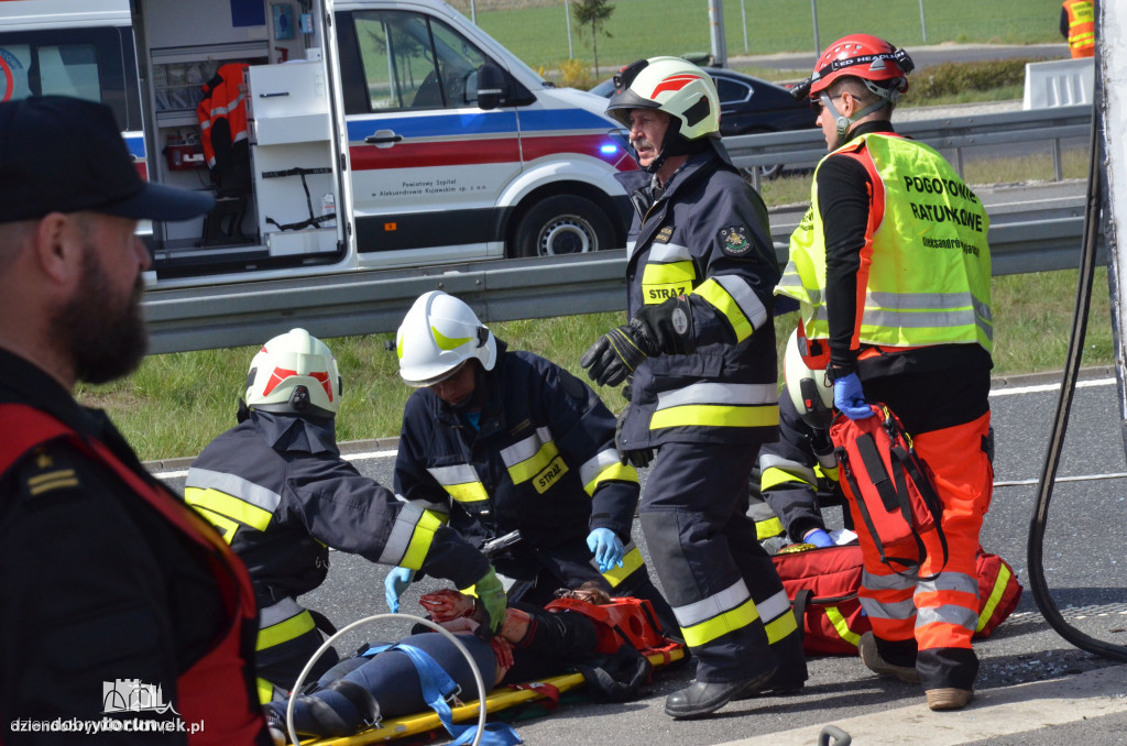 Ćwiczenia strażaków na autostradzie