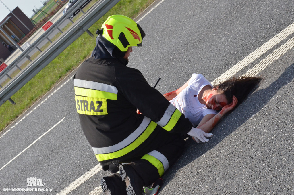 Ćwiczenia strażaków na autostradzie