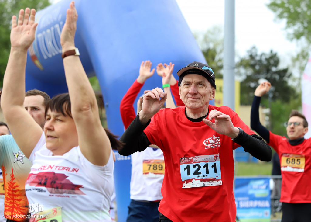 Tysiące biegaczy pobiegło ulicami miasta
