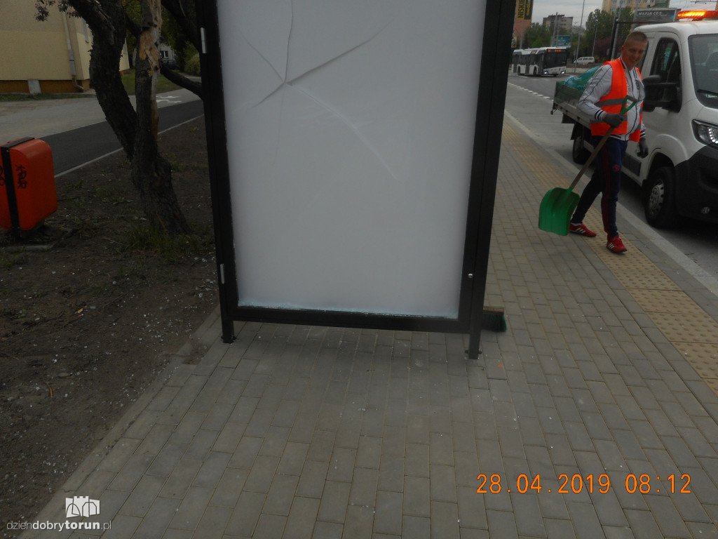Wandale zniszczyli wiaty przystankowe