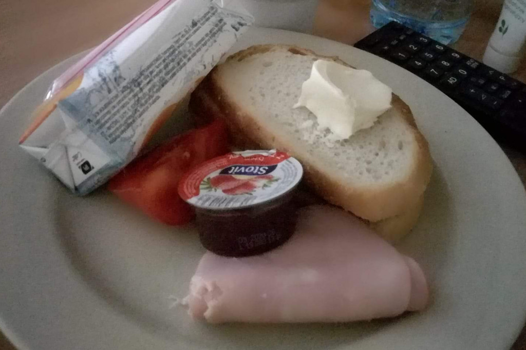 Zdjęcia posiłków ze szpitala na Bielanach