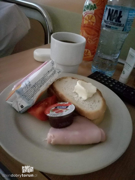 Zdjęcia posiłków ze szpitala na Bielanach