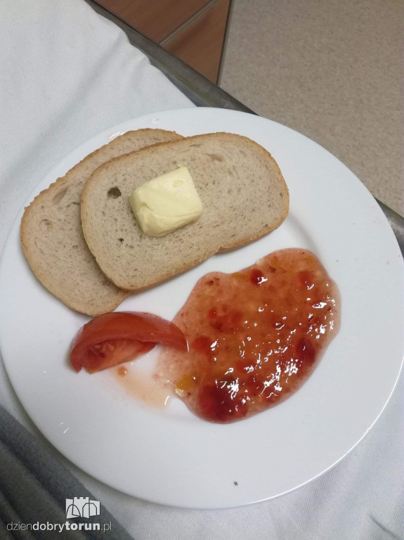 Zdjęcia posiłków ze szpitala na Bielanach