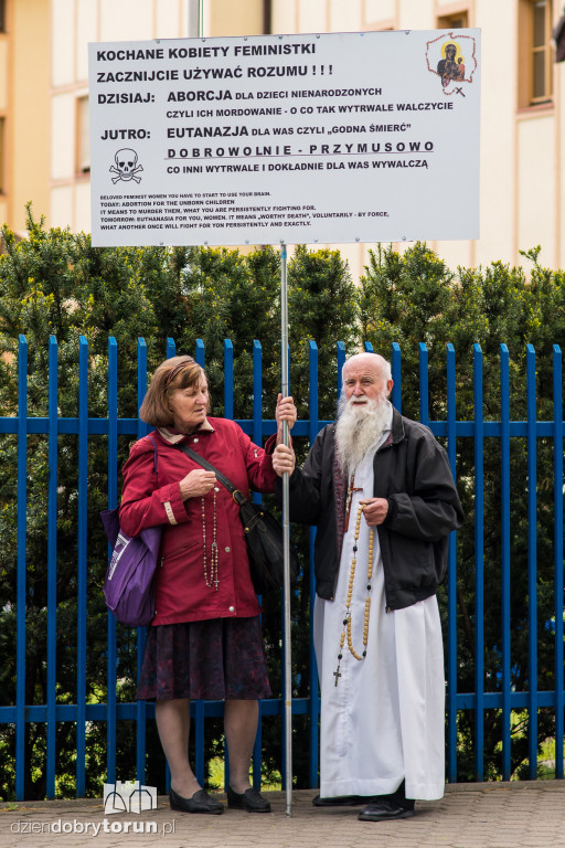 Demonstracja pod siedzibą Radia Maryja