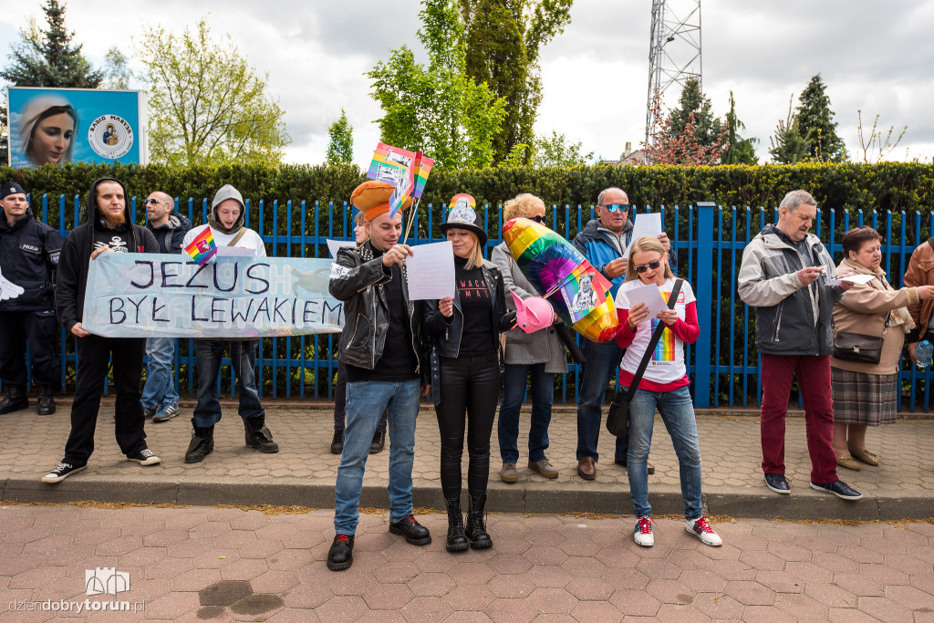 Demonstracja pod siedzibą Radia Maryja