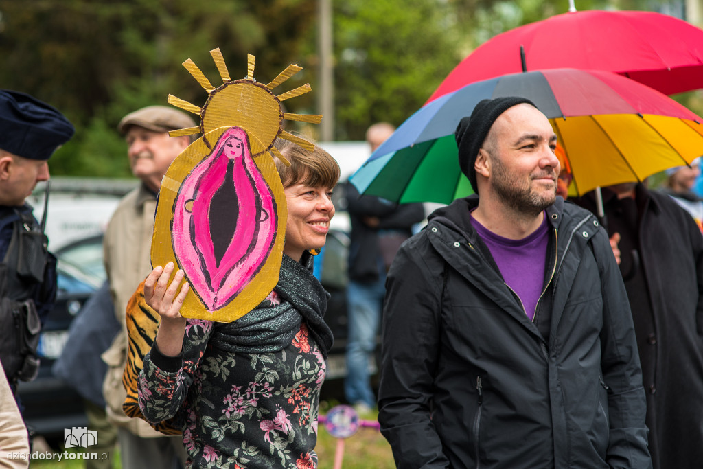 Demonstracja pod siedzibą Radia Maryja