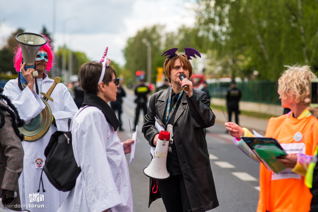 Demonstracja pod siedzibą Radia Maryja