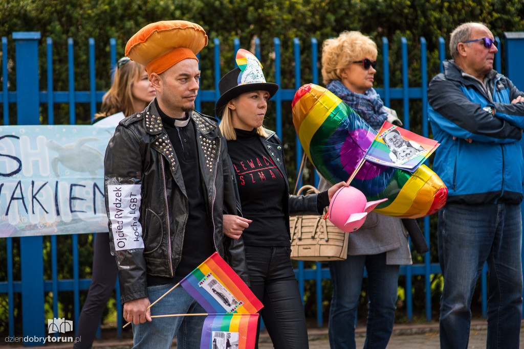 Demonstracja pod siedzibą Radia Maryja