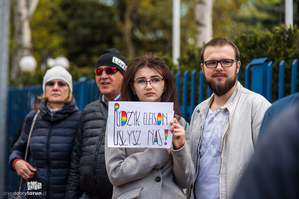 Demonstracja pod siedzibą Radia Maryja