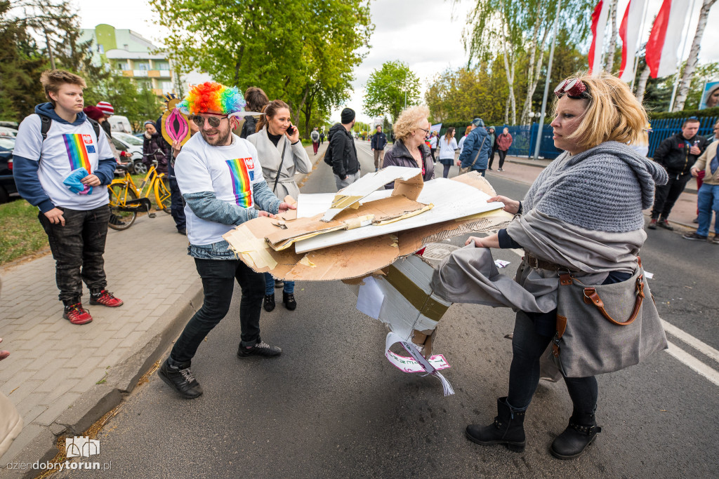 Demonstracja pod siedzibą Radia Maryja