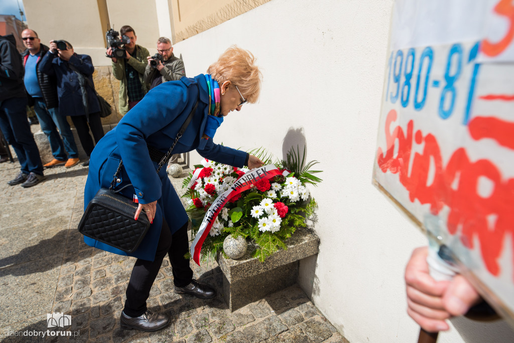 Ceremonia złożenia kwiatów