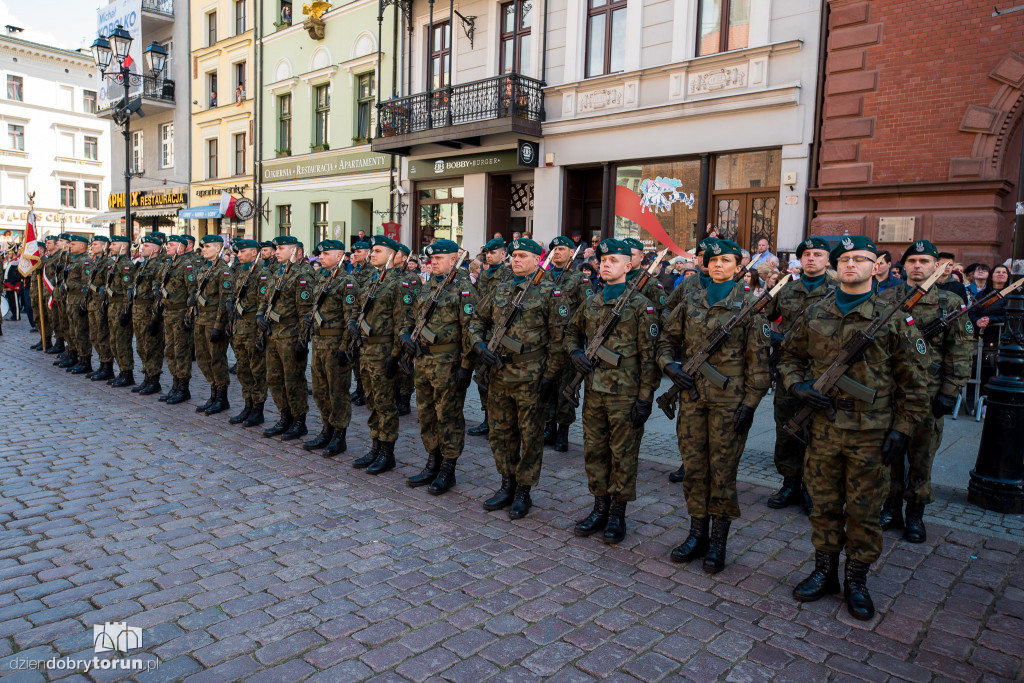 Uroczystość wojskowa na Starym Rynku