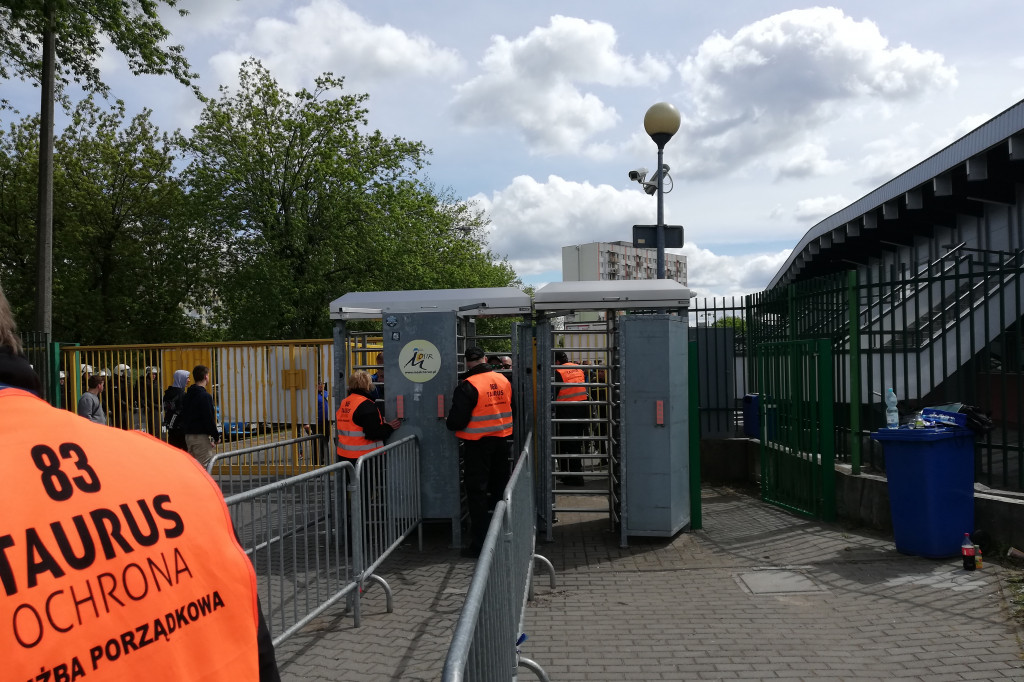 Tłumy przed i na meczu Elany z GKS-em
