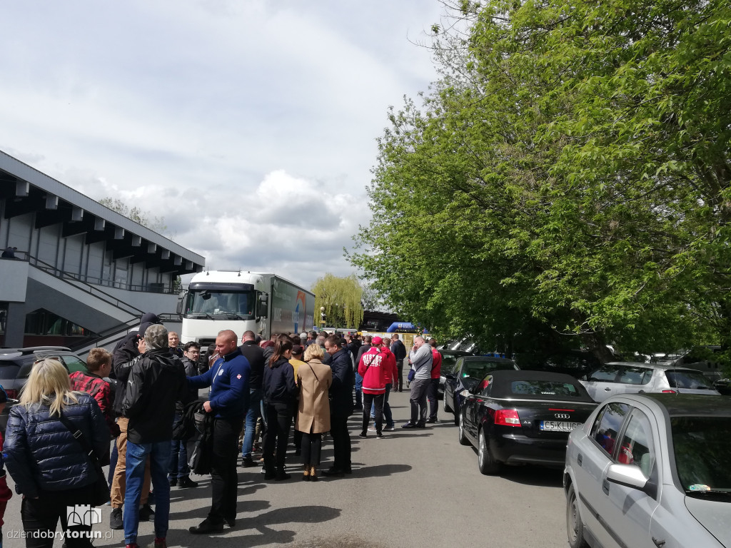 Tłumy przed i na meczu Elany z GKS-em