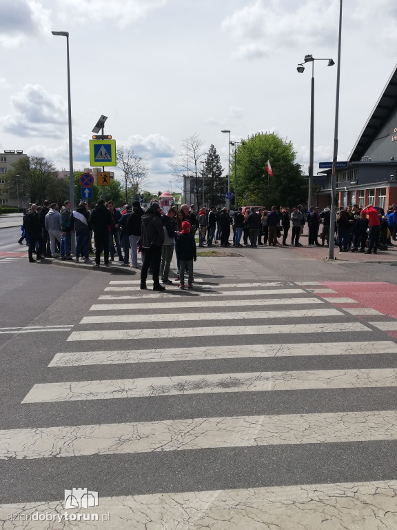 Tłumy przed i na meczu Elany z GKS-em