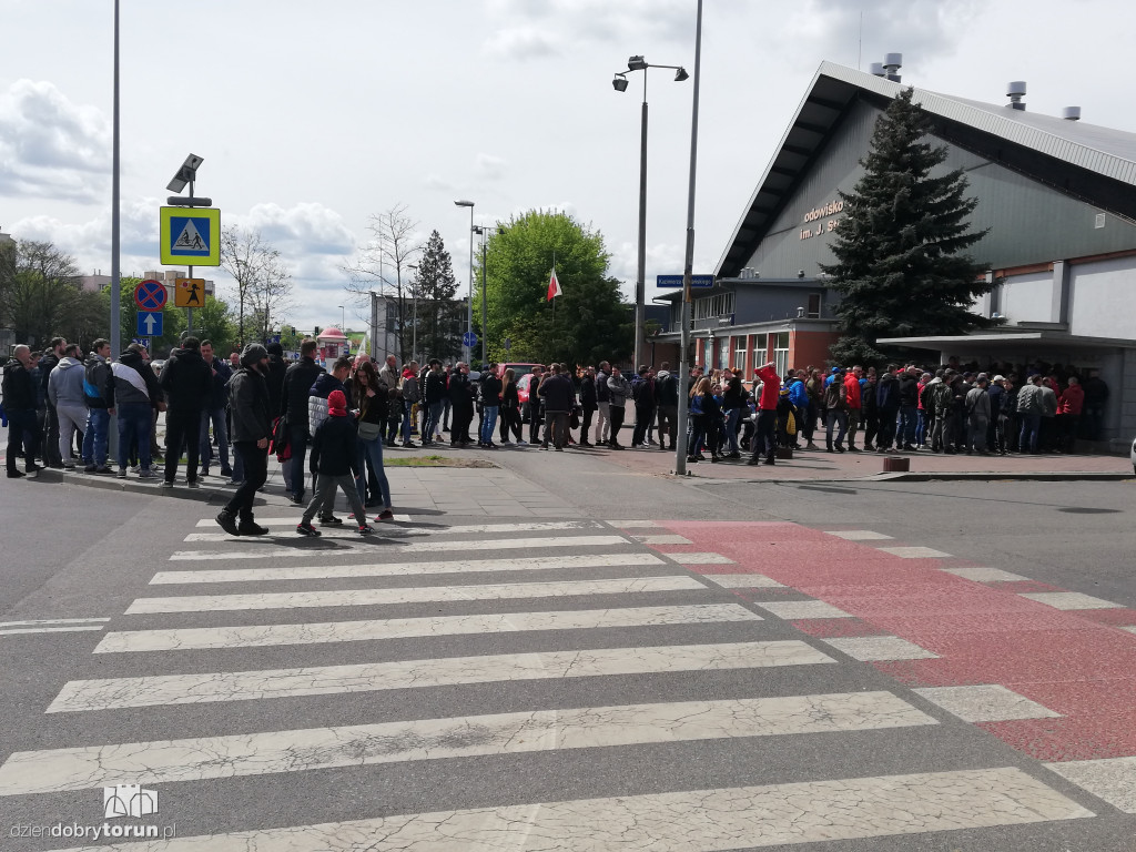 Tłumy przed i na meczu Elany z GKS-em