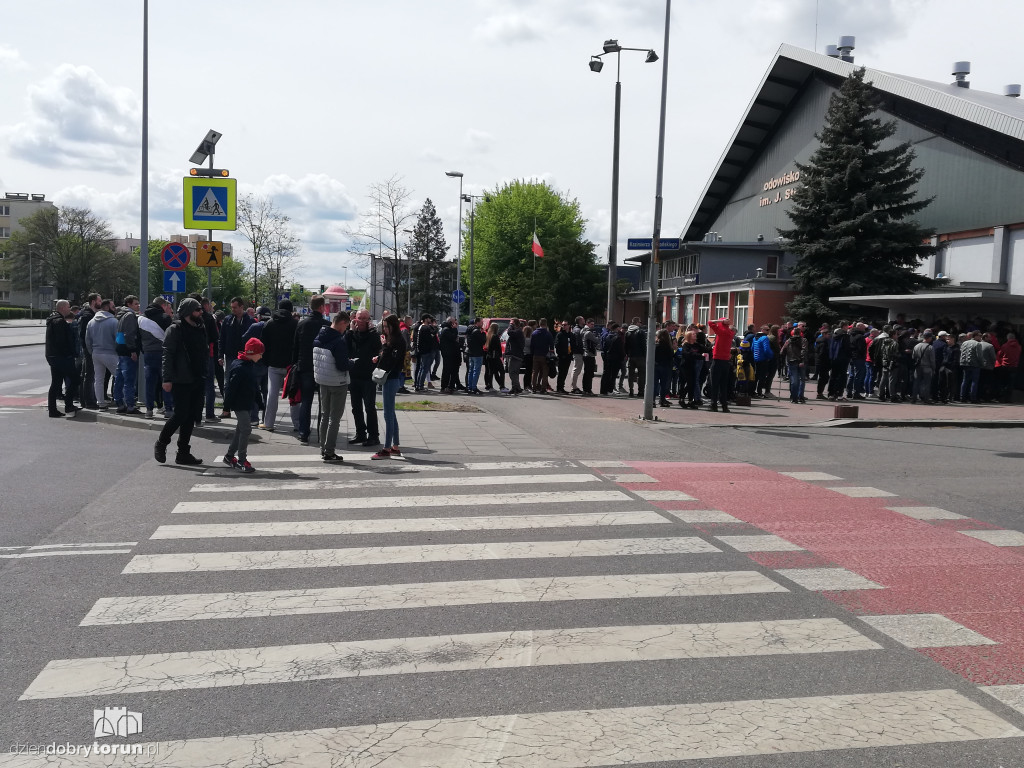 Tłumy przed i na meczu Elany z GKS-em