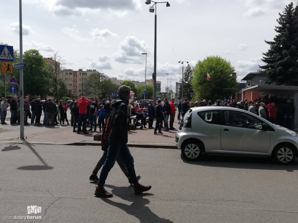 Tłumy przed i na meczu Elany z GKS-em