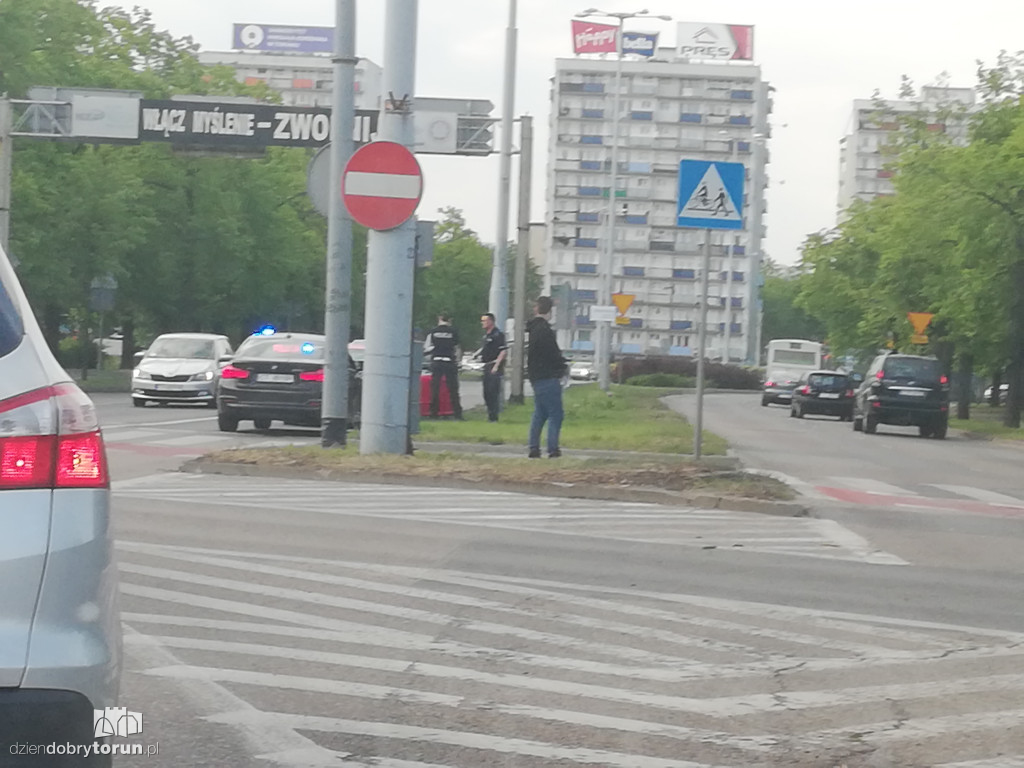 Kolizja dwóch aut w centrum miasta